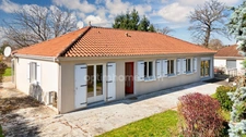 Maison de plain Pied de 104 m² - 7 pièces -  5 chambres - Véranda - Garage - sur parcelle de Terrain Clos de 1500 m² - MAGNAC LAVAL (87)