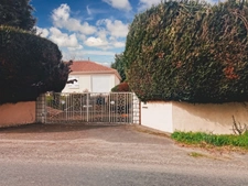 Maison de plain Pied de 104 m² - 7 pièces -  5 chambres - Véranda - Garage - sur parcelle de Terrain Clos de 1500 m² - MAGNAC LAVAL (87)