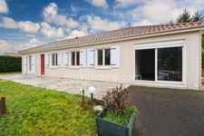 Maison de plain Pied de 104 m² - 7 pièces -  5 chambres - Véranda - Garage - sur parcelle de Terrain Clos de 1500 m² - MAGNAC LAVAL (87)