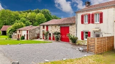 Propriété de Charme - 108 m² - 6 pièces - 4 Chambres - Piscine - Granges et Dépendances - Terrain 7 744 m² - MAGNAC LAVAL (87)