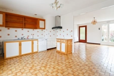 Maison de plain Pied de 104 m² - 7 pièces -  5 chambres - Véranda - Garage - sur parcelle de Terrain Clos de 1500 m² - MAGNAC LAVAL (87)