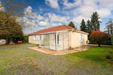 Maison de plain Pied de 104 m² - 7 pièces -  5 chambres - Véranda - Garage - sur parcelle de Terrain Clos de 1500 m² - MAGNAC LAVAL (87)
