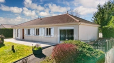 Maison de plain Pied de 104 m² - 7 pièces -  5 chambres - Véranda - Garage - sur parcelle de Terrain Clos de 1500 m² - MAGNAC LAVAL (87)