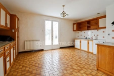 Maison de plain Pied de 104 m² - 7 pièces -  5 chambres - Véranda - Garage - sur parcelle de Terrain Clos de 1500 m² - MAGNAC LAVAL (87)