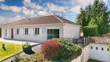Maison de plain Pied de 104 m² - 7 pièces -  5 chambres - Véranda - Garage - sur parcelle de Terrain Clos de 1500 m² - MAGNAC LAVAL (87)