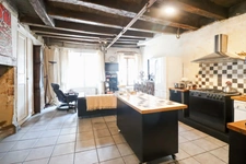 Maison de charme  de 104 m² - 4 pièces - 3 chambres ave cour et garage -  MAGNAC LAVAL (87)