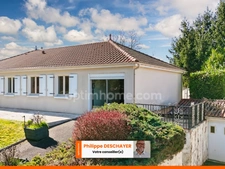 Maison de plain Pied de 104 m² - 7 pièces -  5 chambres - Véranda - Garage - sur parcelle de Terrain Clos de 1500 m² - MAGNAC LAVAL (87)