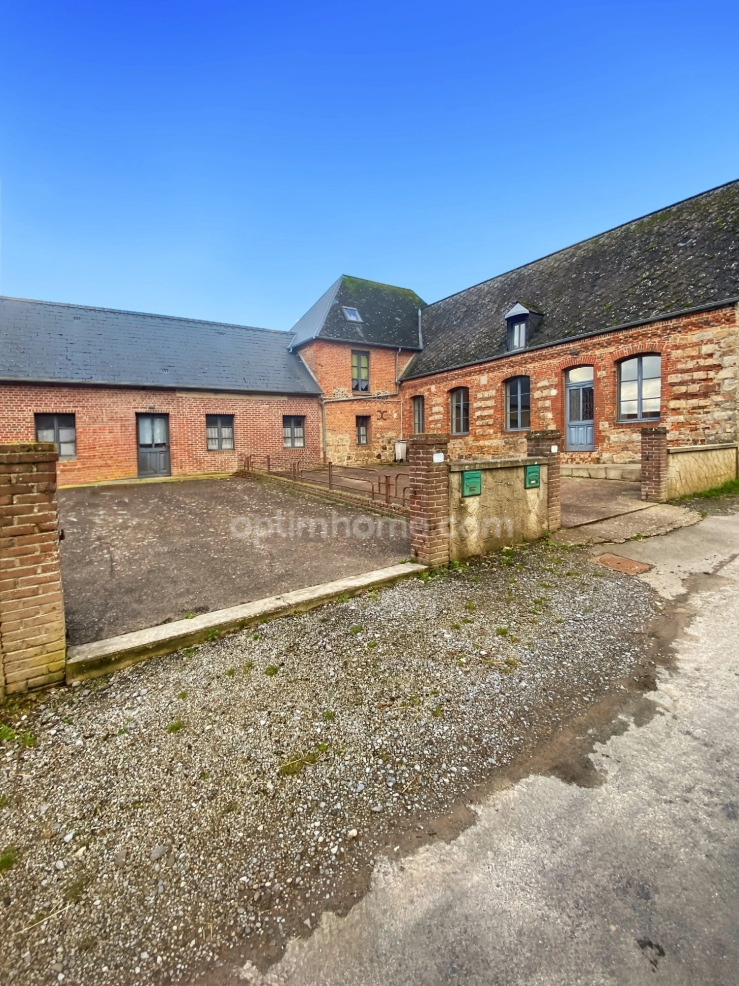 Maison 15 pièces 337 m² · à La Bouteille · 337 m² · 240 000 €