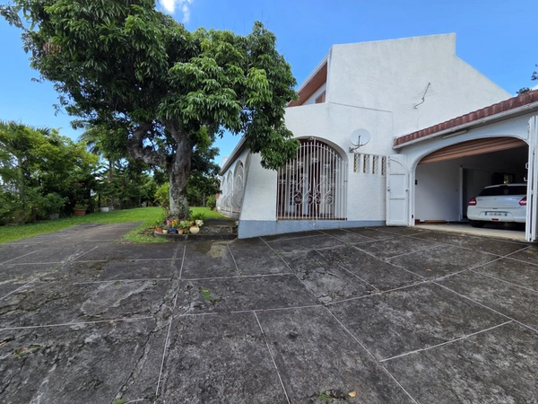 Villa T7 de 276 m² sur 1 661 m² de terrain plat – Bas de St-François