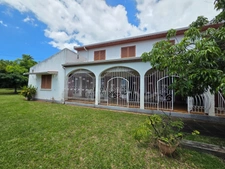 Villa T7 de 276 m² sur 1 661 m² de terrain plat – Bas de St-François