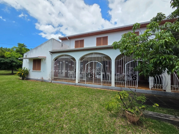 Villa T7 de 276 m² sur 1 661 m² de terrain plat – Bas de St-François