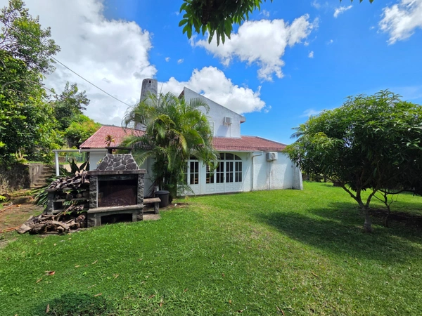 Villa T7 de 276 m² sur 1 661 m² de terrain plat – Bas de St-François