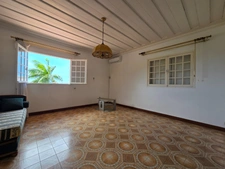 Villa T7 de 276 m² sur 1 661 m² de terrain plat – Bas de St-François