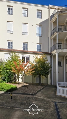 VICHY (03) - For sale - Penthouse apartment - 5 rooms + enclosed garage