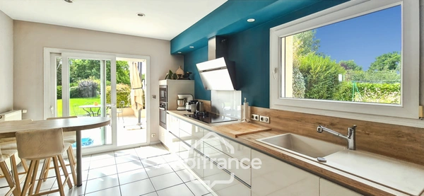 Maison plain-pied à vendre de 202 m² - BELLERIVE SUR ALLIER (03) - double garage / piscine 