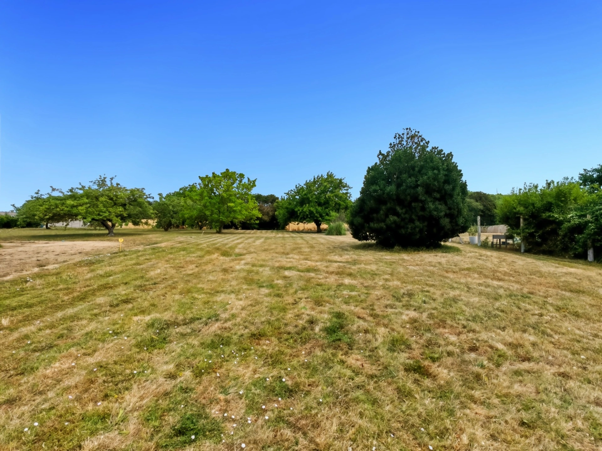 Terrain à bâtir de 1 207 m² à Maimbeville (60) – Garage existant – Environnement calme · 91 000 €