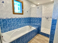 Maison individuelle – vie de plain-pied – 5 chambres + bureau, grenier aménageable et studio indépendant – Fort potentiel à Bazeilles (08), proche Belgique