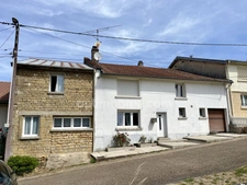 Maison familiale : 5 chambres, près de 80 m² de pièce de vie, une terrasse de 60 m² et un jardin de plus de 975 m² à Moulins-Saint-Hubert (55) Proche Belgique et Luxembourg