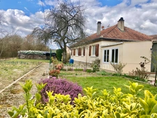 Maison Individuelle de plain-pied, 3 Chambres avec beau Terrain Arboré et dépendances, proche de la Belgique à Autrecourt et Pourron (08)