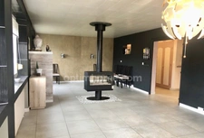 Maison de caractère avec espaces modulables : habitation + activité professionnelle ou garage, beau jardin cosy et vaste grenier – Proche Belgique