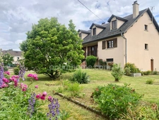 Maison individuelle – Vie de plain-pied – 5 chambres possibles – Sous-sol complet – Terrain clos de 1 000 m² – Mouzon (proche Belgique)