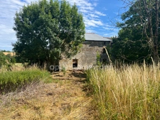 Corps de ferme en pierre à rénover – Plus de 400 m² de bâtiments – Terrain 1 000 m² – Beau potentiel en Ardennes Autruche (08240)
