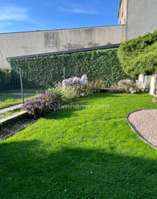 Coup de cœur – Maison de ville élégante et lumineuse avec 3 chambres, jardin, garage et sous-sol à Carignan (08110), 10 min de la Belgique