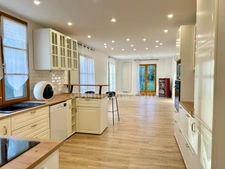 Maison individuelle – vie de plain-pied – 5 chambres + bureau, grenier aménageable et studio indépendant – Fort potentiel à Bazeilles (08), proche Belgique