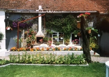 Maison Individuelle de plain-pied, 3 Chambres avec beau Terrain Arboré et dépendances, proche de la Belgique à Autrecourt et Pourron (08)