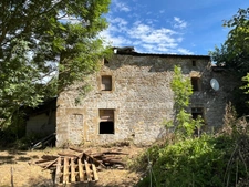 Corps de ferme en pierre à rénover – Plus de 400 m² de bâtiments – Terrain 1 000 m² – Beau potentiel en Ardennes Autruche (08240)