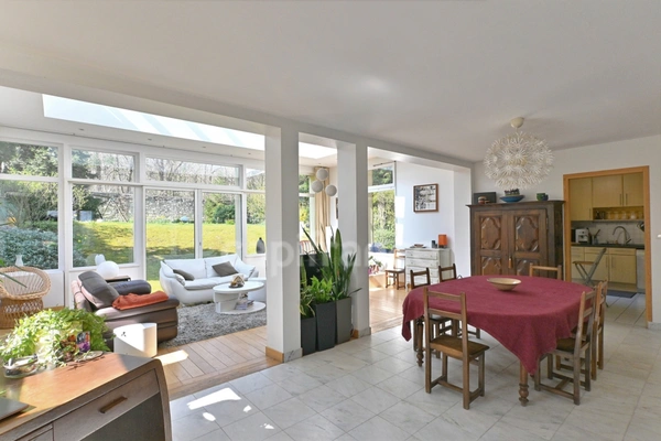 Maison à vendre 7 pièces LE MESNIL LE ROI (78)