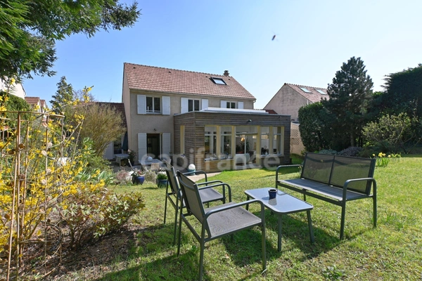 Maison à vendre 7 pièces LE MESNIL LE ROI (78)