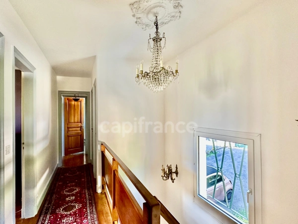 ST GERMAIN Maison 210 m² à 5 mn à pied du Lycée International - rare