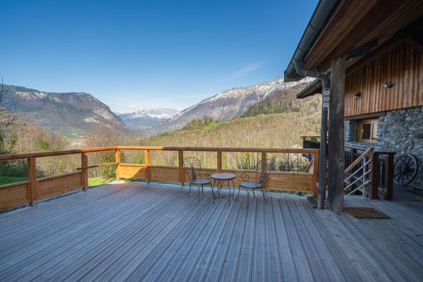 Chalet d’exception rénové avec vue dominante + grange à fort potentiel – Ugine