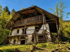 A vendre sur 2,4 ha en pleine nature 1 Chalet Rénové + 1 ancien chalet à réhabiliter