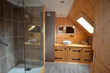 A vendre sur 2,4 ha en pleine nature 1 Chalet Rénové + 1 ancien chalet à réhabiliter