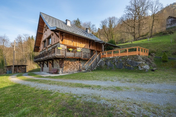 Chalet d’exception rénové avec vue dominante + grange à fort potentiel – Ugine