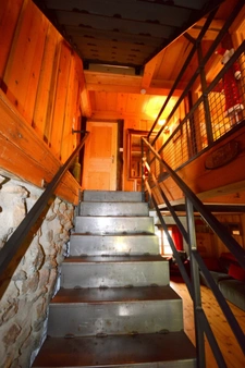 Chalet d’exception rénové avec vue dominante + grange à fort potentiel – Ugine