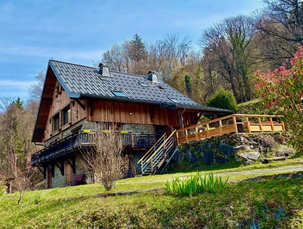 A vendre sur 2,4 ha en pleine nature 1 Chalet Rénové + 1 ancien chalet à réhabiliter