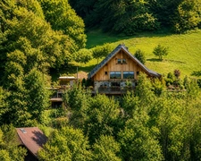 A vendre sur 2,4 ha en pleine nature 1 Chalet Rénové + 1 ancien chalet à réhabiliter