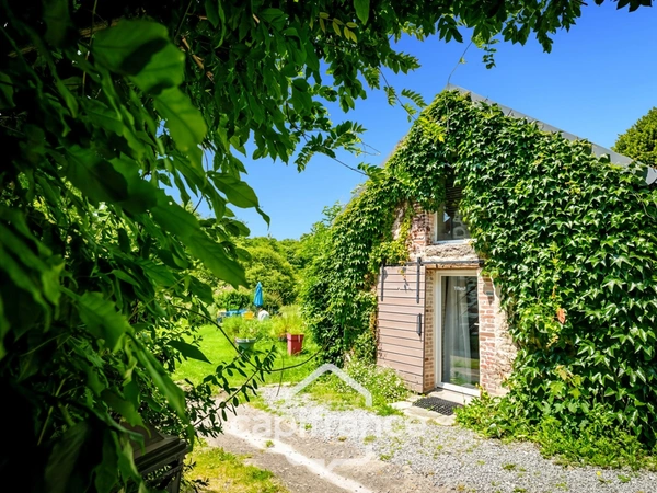 À REPRENDRE – DOMAINE TOURISTIQUE – 5 CHAMBRES D’HÔTES + 3 GÎTES –  MURS + ACTIVITÉ 