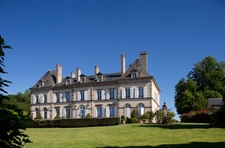 Château, installation équestre (haras) à vendre au coeur du bocage bourbonnais - Maison de gardien, club house, maison des cavaliers, boxes, écuries - Terrain de 40 hectares