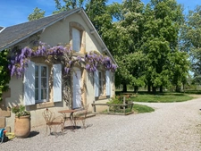 Château, installation équestre (haras) à vendre au coeur du bocage bourbonnais - Maison de gardien, club house, maison des cavaliers, boxes, écuries - Terrain de 40 hectares