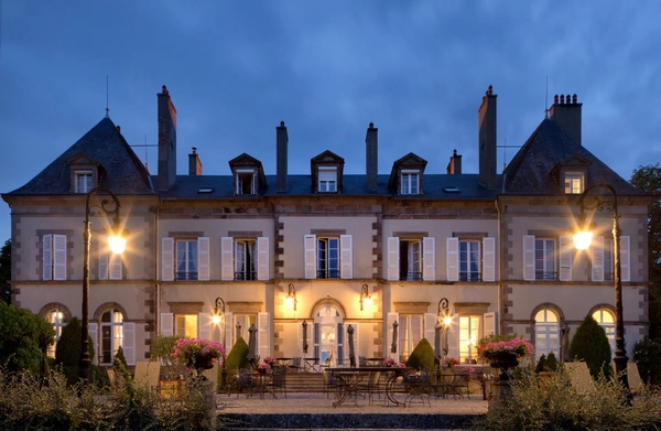Château, installation équestre (haras) à vendre au coeur du bocage bourbonnais - Maison de gardien, club house, maison des cavaliers, boxes, écuries - Terrain de 40 hectares