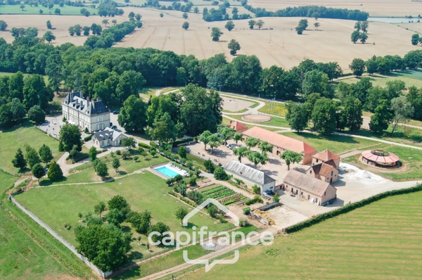 Château, installation équestre (haras) à vendre au coeur du bocage bourbonnais - Maison de gardien, club house, maison des cavaliers, boxes, écuries - Terrain de 40 hectares