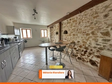 Maison en pierre avec terrasse – 112 m² – Maisoncelles-du-Maine