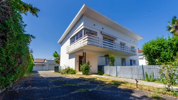 Appartement à vendre 3 pièces LESCAR (64) Jardin de 268m2 Parking et garage