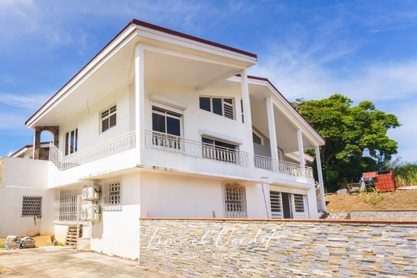 Villa de 391,6 m² sur un terrain de 5 301 m²