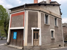 Maison de Bourg (à rénover) avec un beau potentiel.