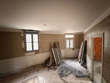 Maison de Bourg (à rénover) avec un beau potentiel.